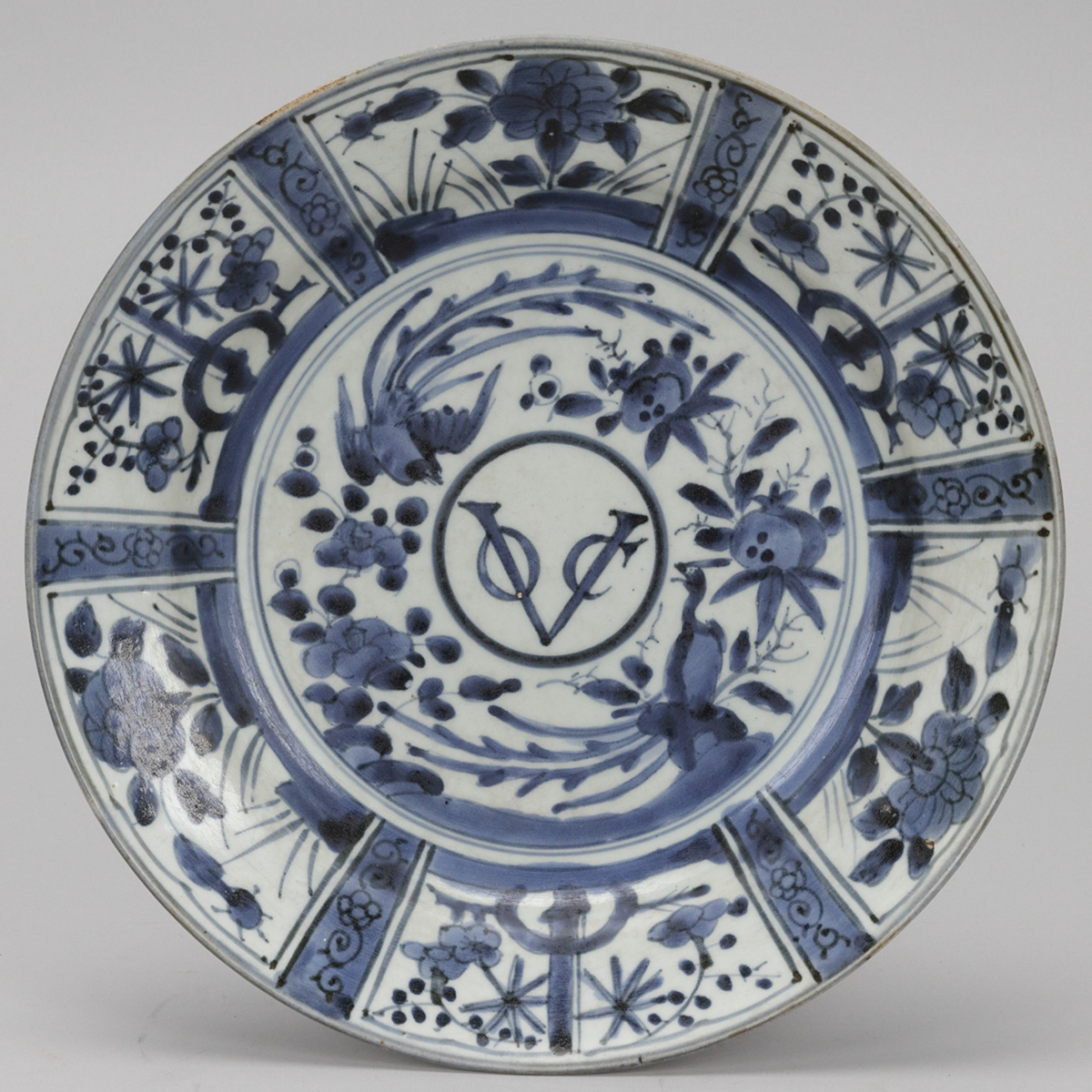 貨幣博物館 | 古伊万里染付VOC文字芙蓉手大皿（江戸時代・1680～1700