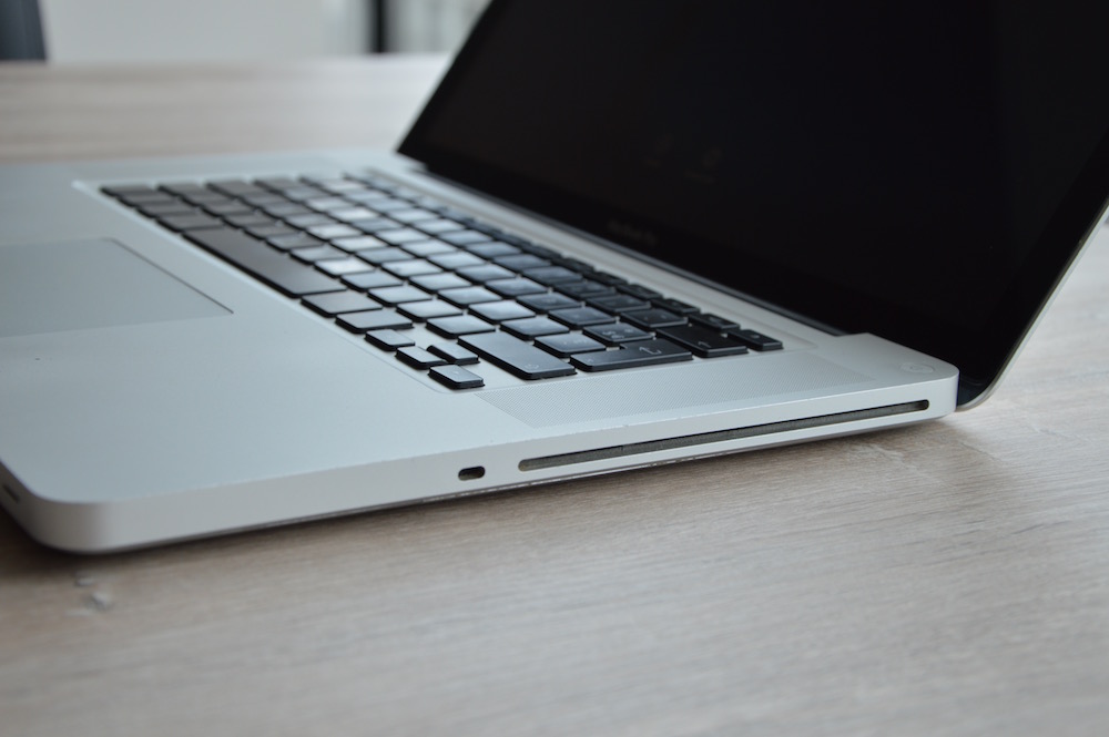 MacBook Pro 2008, Review 8 Years Later | Simply Explained