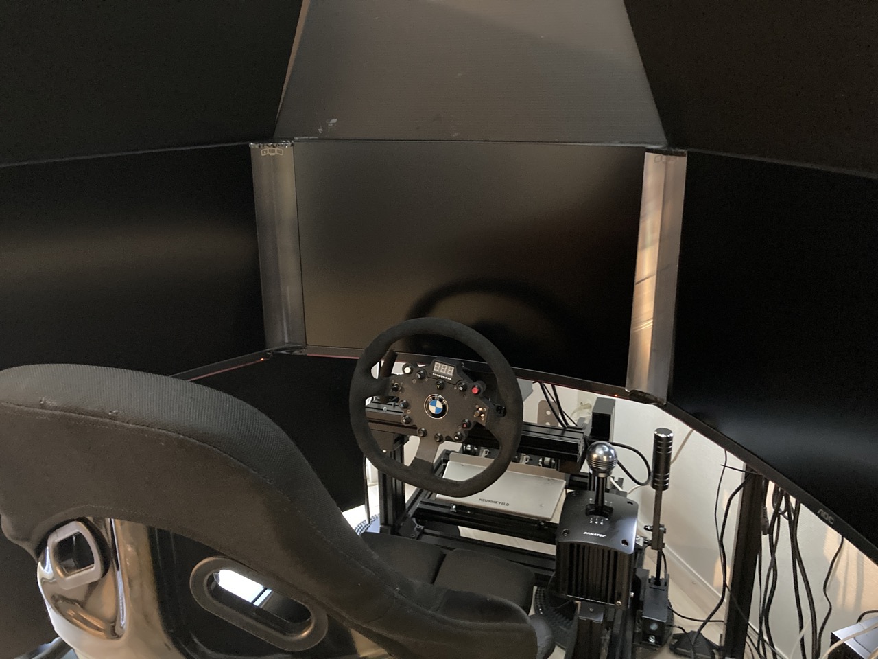 今更3画面32インチレーシングシミュレーターにベゼルフリーキットを