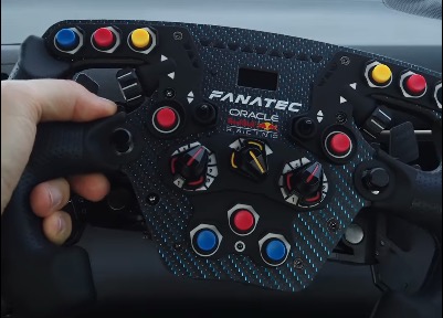 FANATECがRedbull公式ライセンスのフォーミュラ型ステアリング