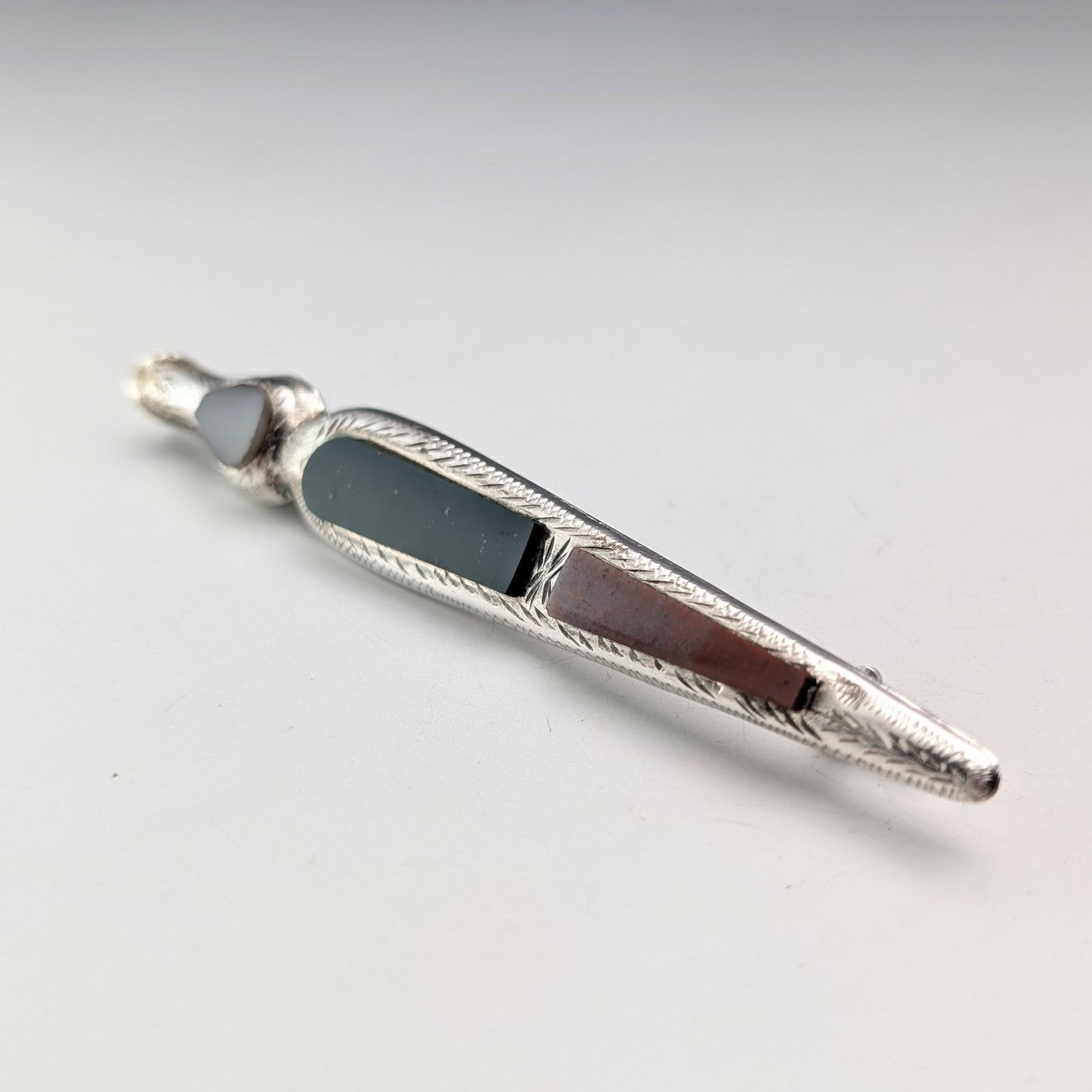 彫金とエナメルの融合「ギロシェエナメル装飾」 – SILVER-LUG