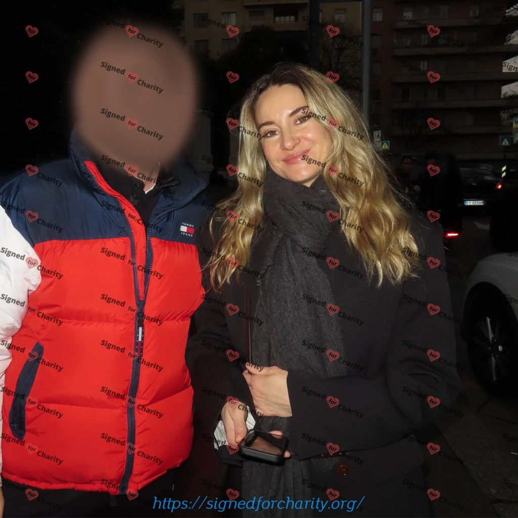 Shailene Woodley - Signed Photo - Divergent - SignedForCharity