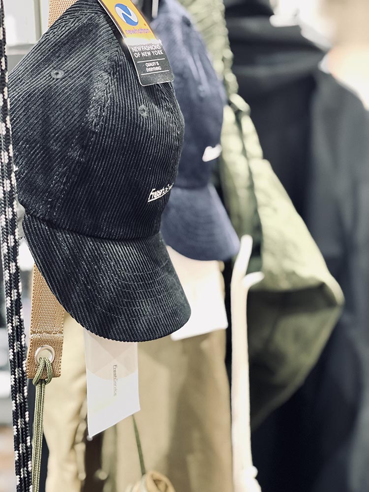 秋のコーディネートにコーデュロイキャップを取り入れる