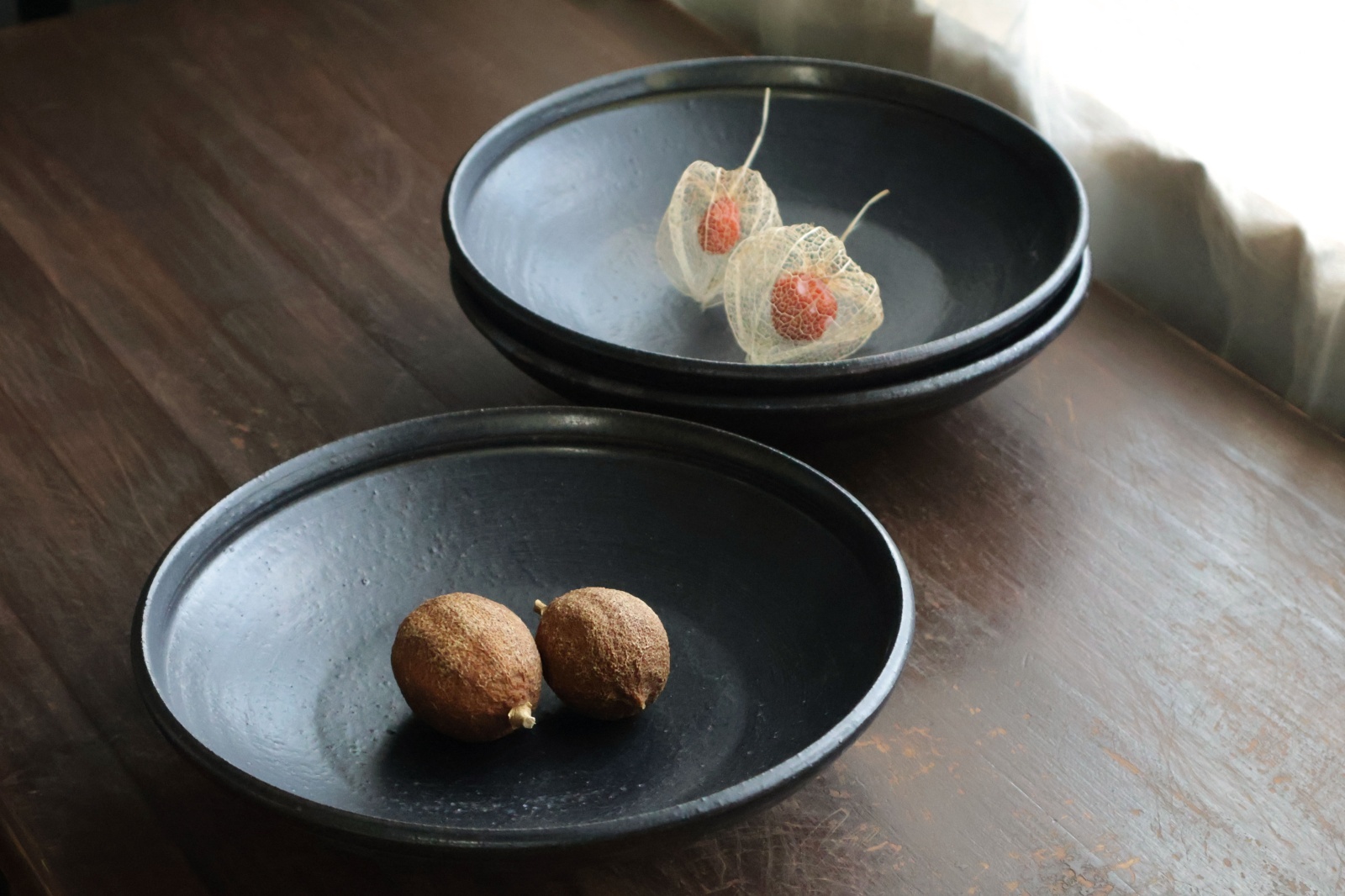 黒釉 玉縁7寸鉢 / 八木橋昇 - うつわと暮らしの道具 sizuku