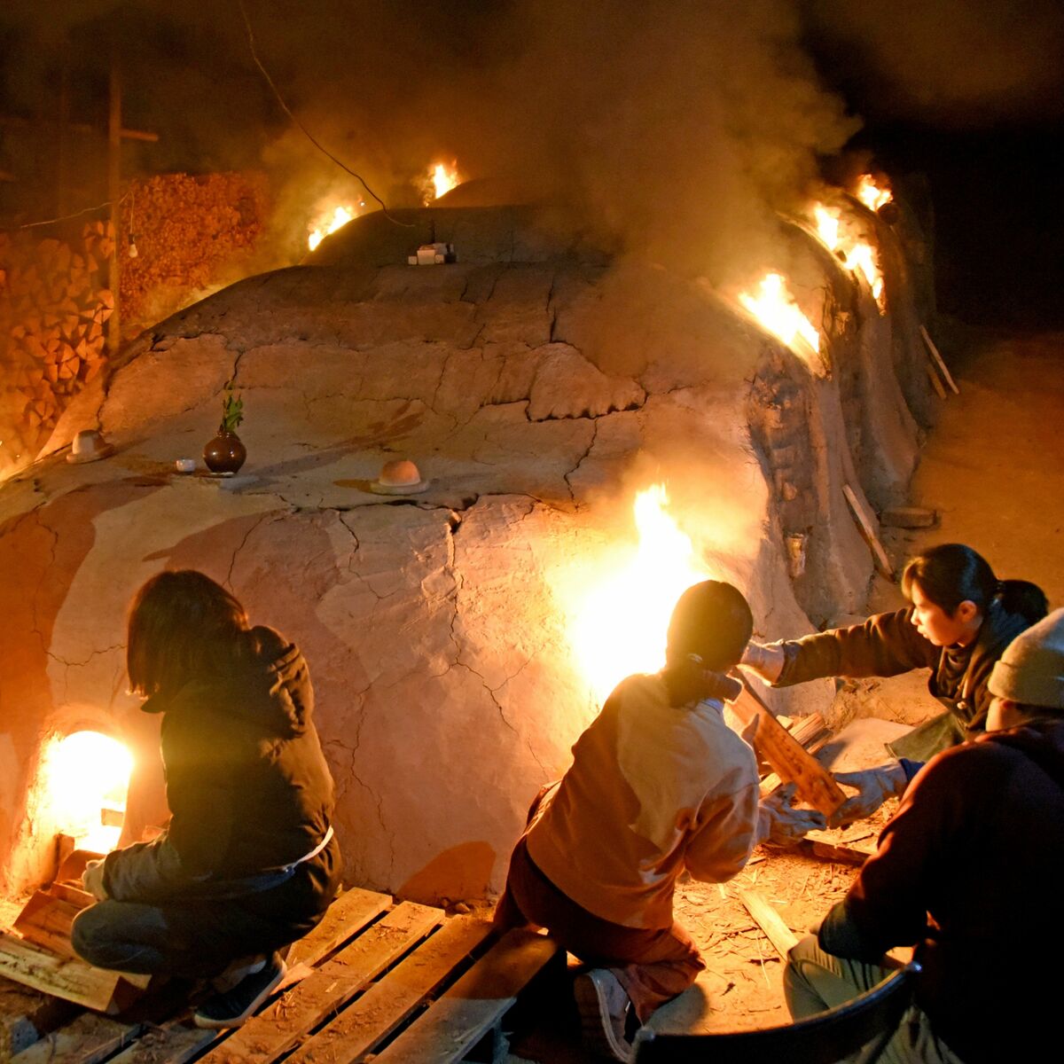 夜通しまきくべ、炎と向き合う 栃木県窯業技術支援センター研究生ら