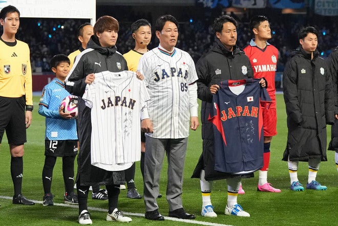 PHOTO】野球日本代表「侍ジャパン」の井端弘和監督が川崎フロンターレ