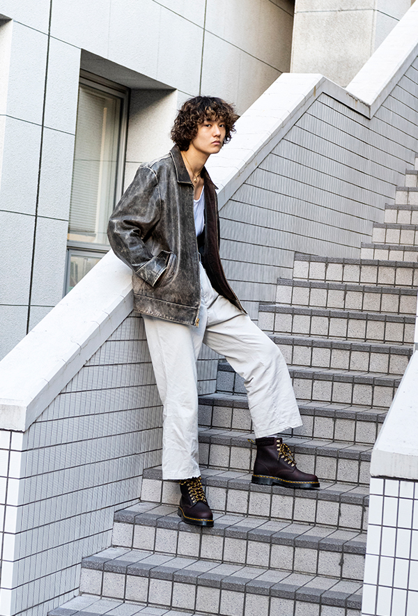 マットな素材感で深い色味が特徴のDr.Martensのブーツをメインに全身に