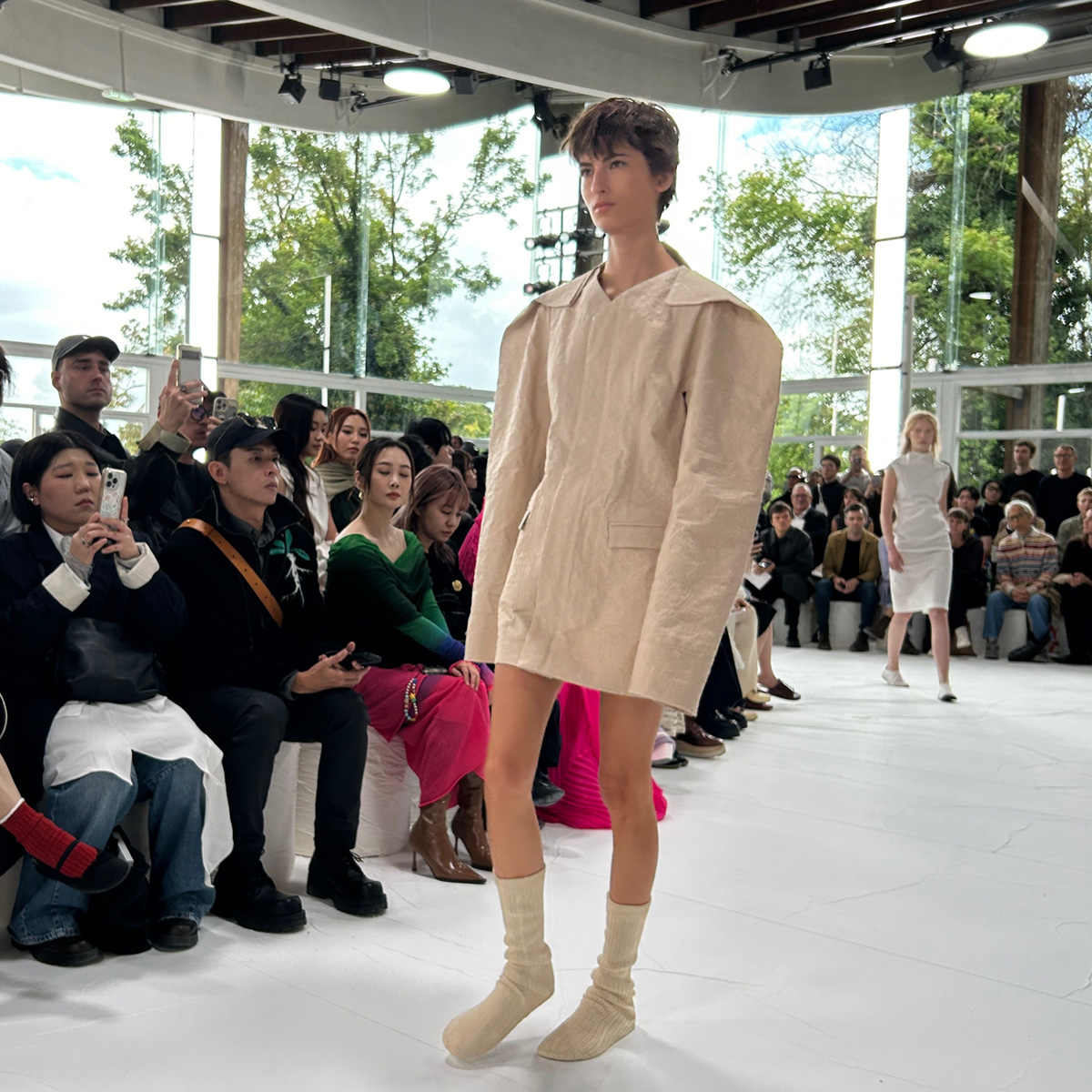 イッセイ ミヤケ（ISSEY MIYAKE）は紙の魅力を追求。2025年春夏パリ