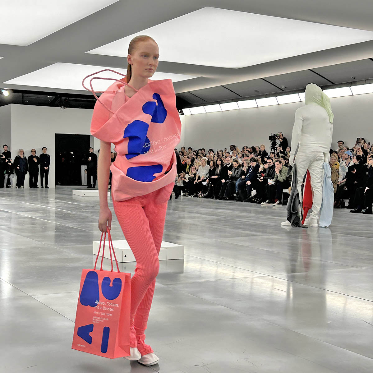 イッセイ ミヤケは現代アートと共演で、“曖昧さ”を表現。2025-'26年