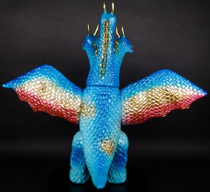 ブルマァクの「キングギドラ」が「ブルー」になって墓場の画廊を急襲