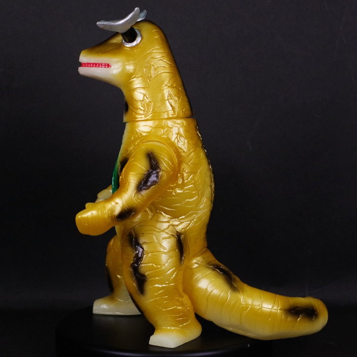 ブルマァクの「エレキング」が「蓄光ゴールド」となってまたまた出現