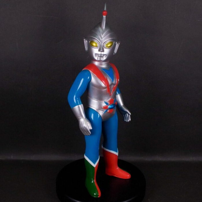 ブルマァクから『流星人間ゾーン』の巨大ヒーロー「ゾーンファイター