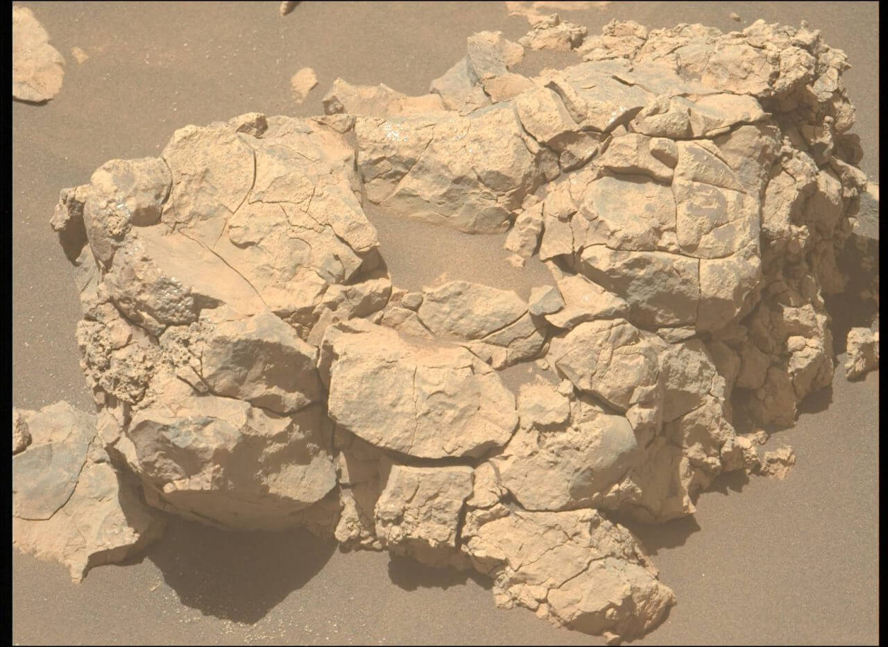 2025年7月31日の火星の風景：いくつもの岩が組み合わさっ