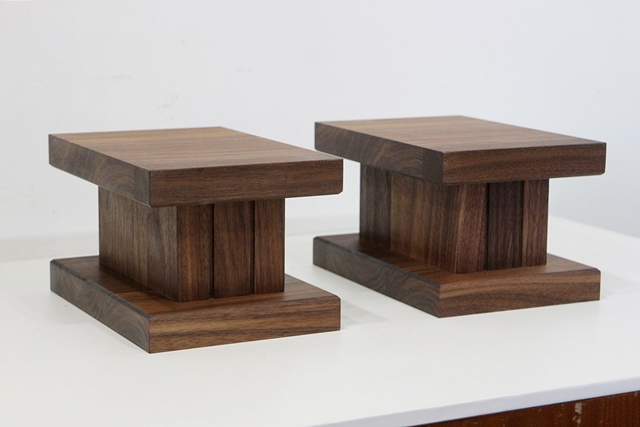 ブラックウォルナット無垢材のデスクトップ用スピーカースタンド