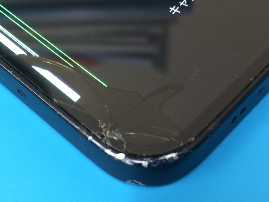 iPhone 12 mini】画面左下角からガラスが割れて緑と白の縦線と黒いシミ