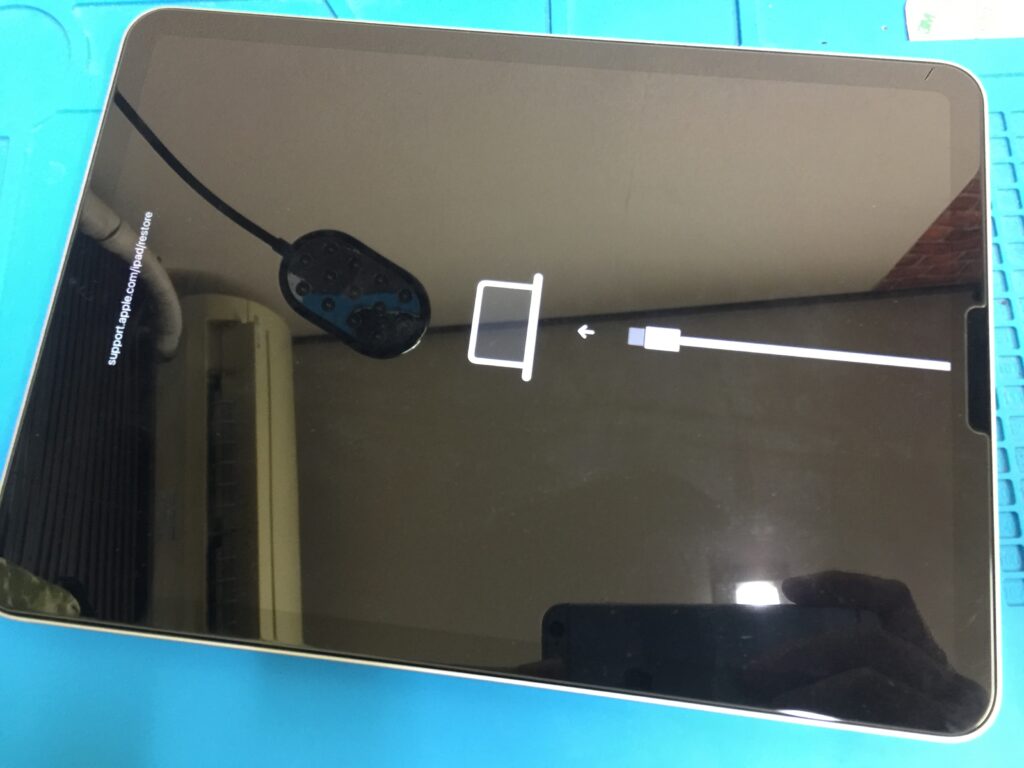 電源ボタンが陥没して長押しの状態になっているとリカバリーモードに