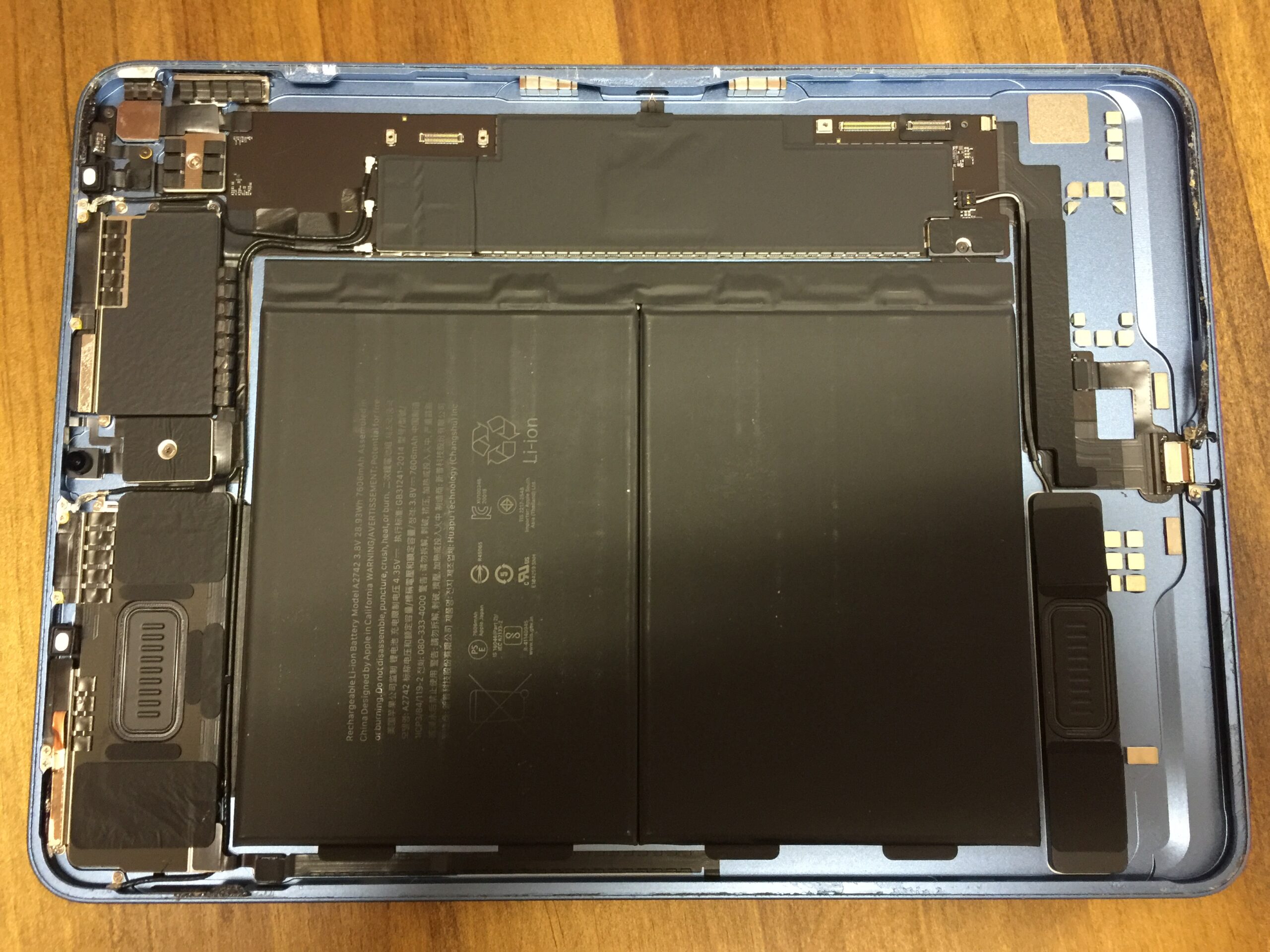 iPad Air 5 を落として液晶がカラフルな縦線で見えない状態 | フリー