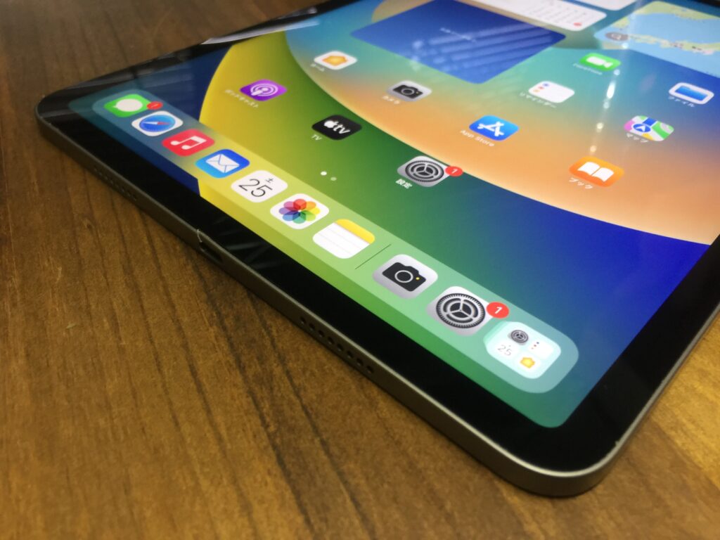 iPad Pro 11インチ （3）】画面下の充電器を差し込む所のフレームが