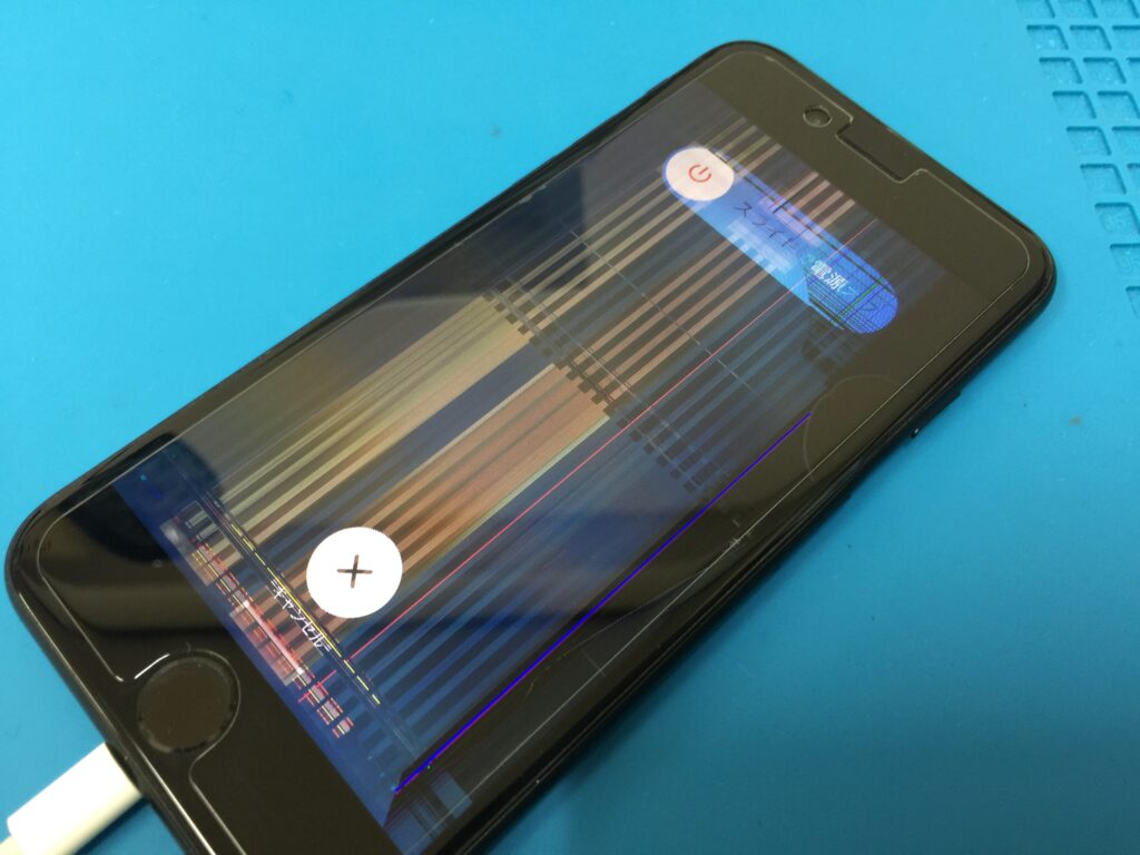 iPhone SE 第3世代を落としたら液晶画面に縦線や黒いシミなどが出て