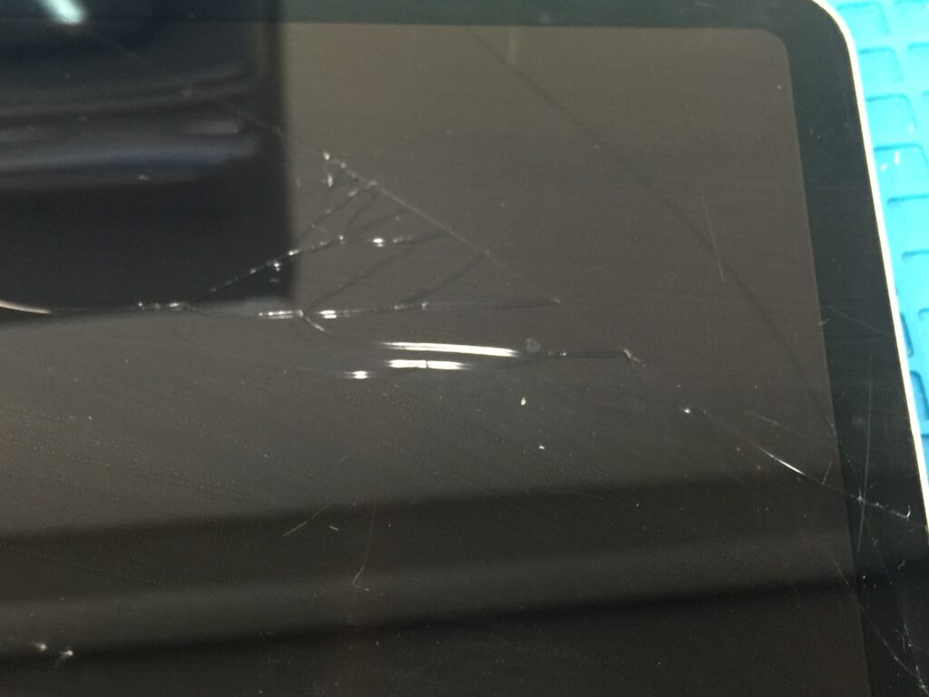 iPad Pro 11インチ 第3世代の軽度なガラスひび割れ修理を画面交換で