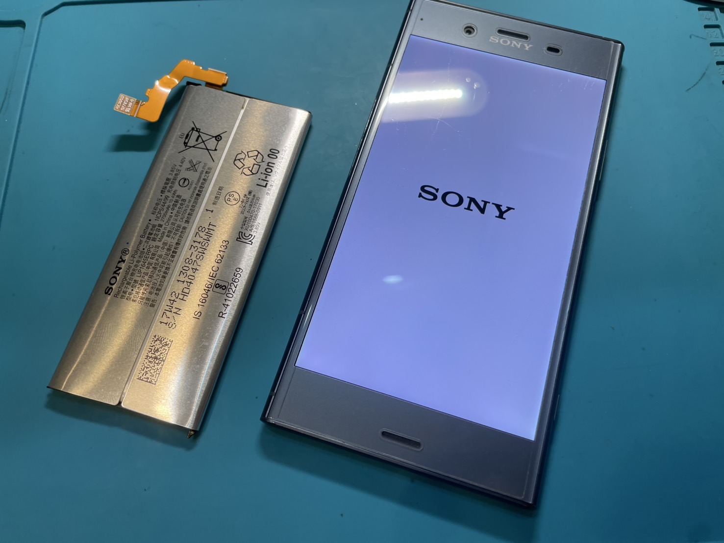XPERIA XZ1バッテリー膨張の修理【スマホ修理所沢】 | iPhone・iPad