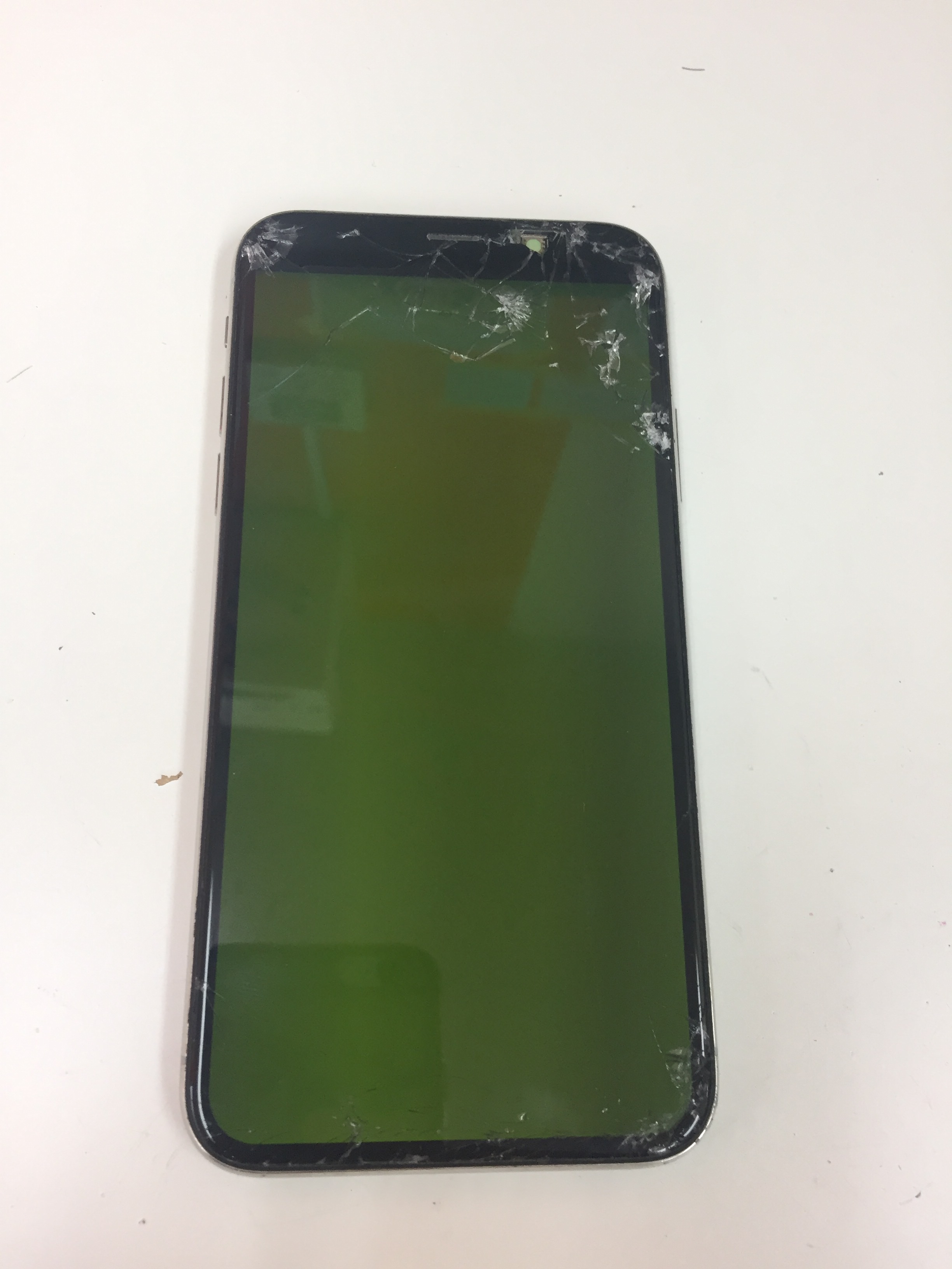 iPhoneの画面割れだけだと思ったら・・・ぼやけて液晶が見えないのが