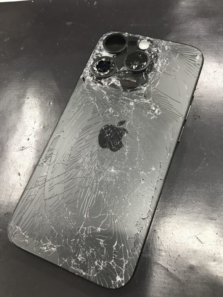 iPhone15Pro】背面のガラスがバキバキに割れてしまった…背面ガラス修理