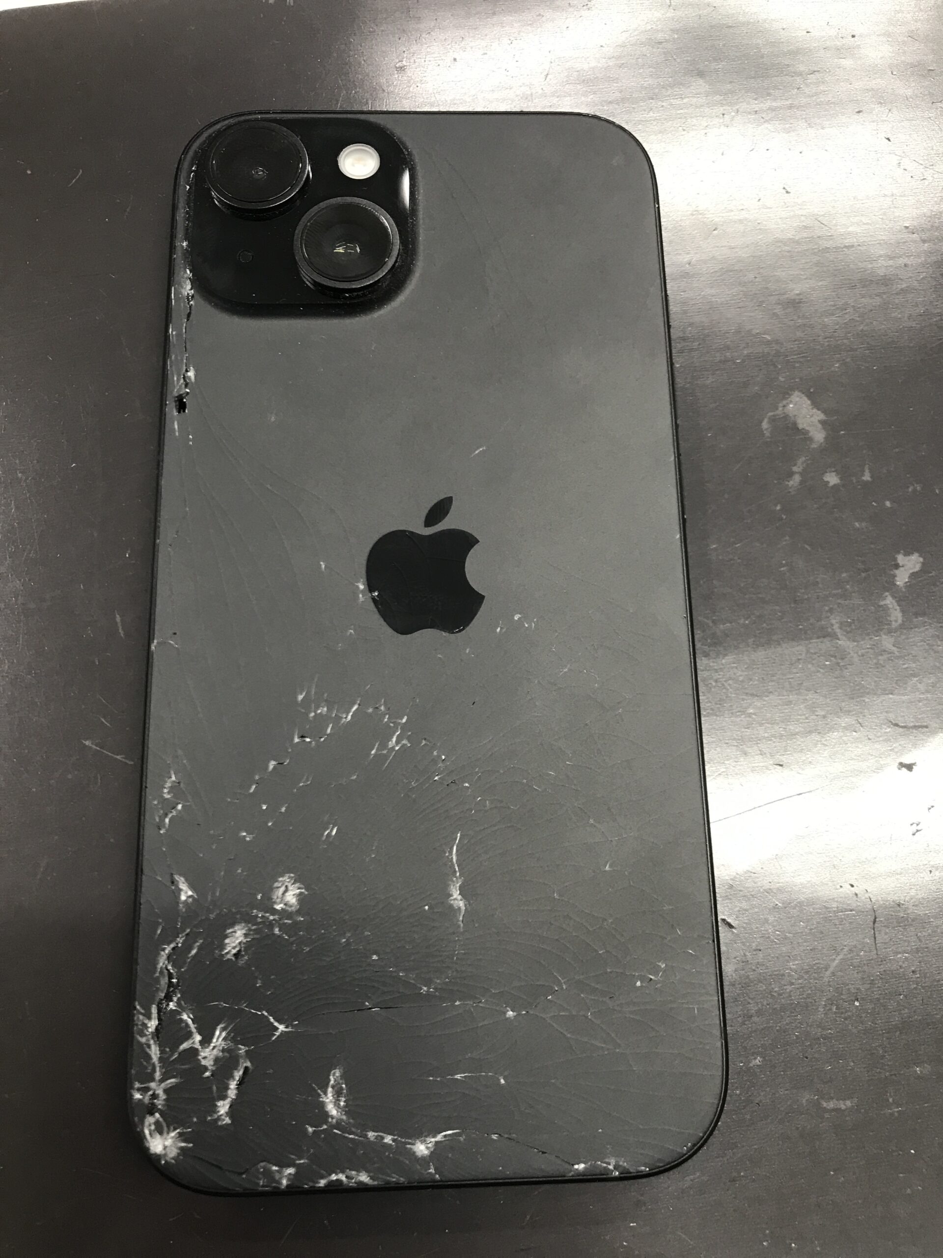 iPhone15】背面のガラスがバキバキに割れてしまった…背面ガラス修理で