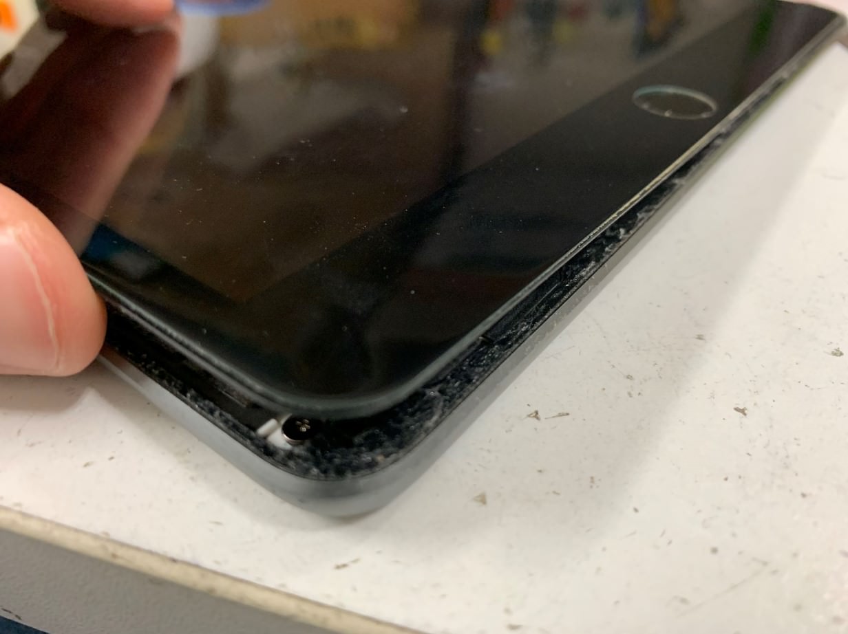 iPad第7世代充電部分交換修理！接触不良で本体が動いたら反応が