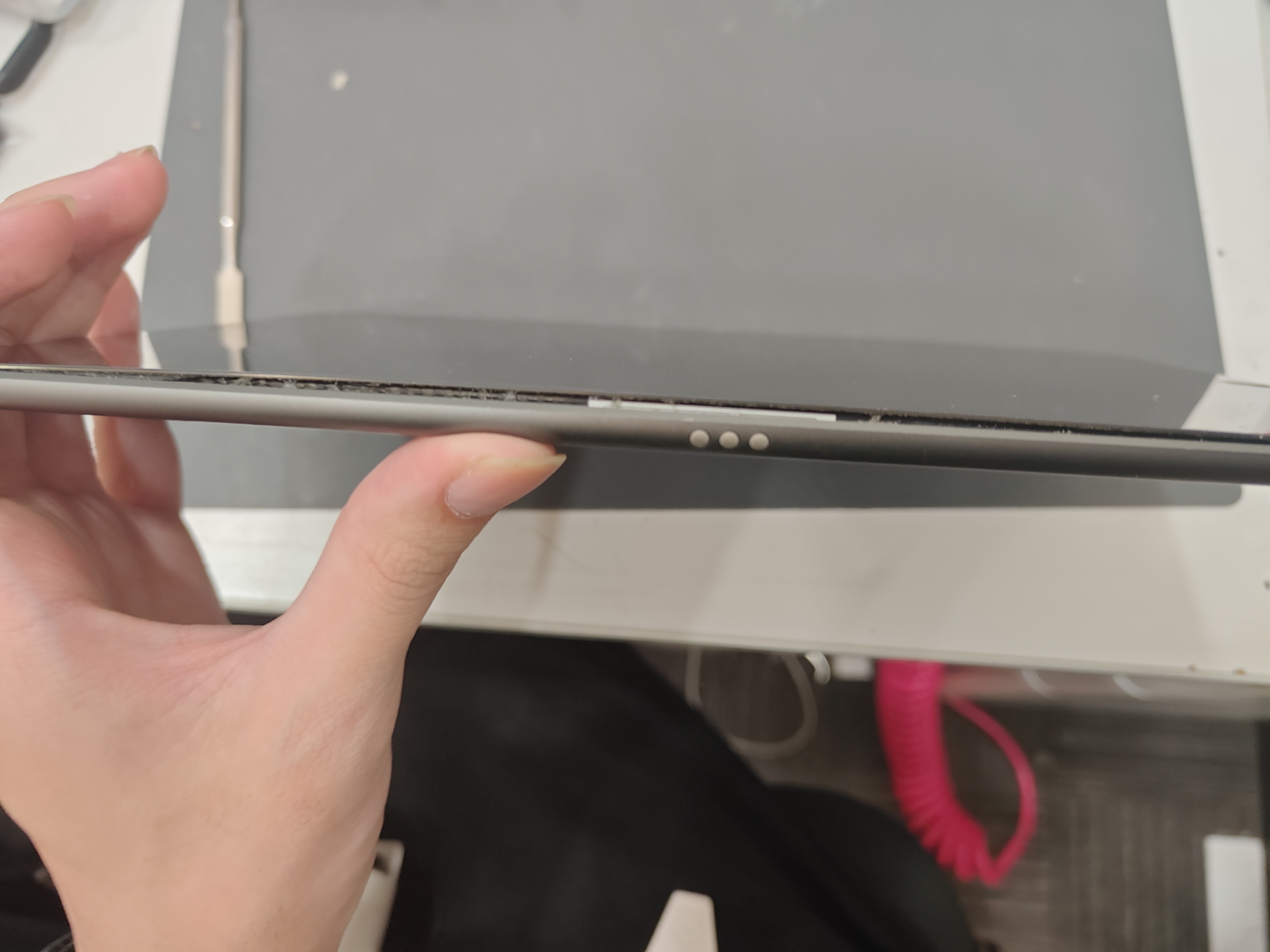 iPad7 バッテリー膨張による起動不良-スマホクリニック 長崎駅店