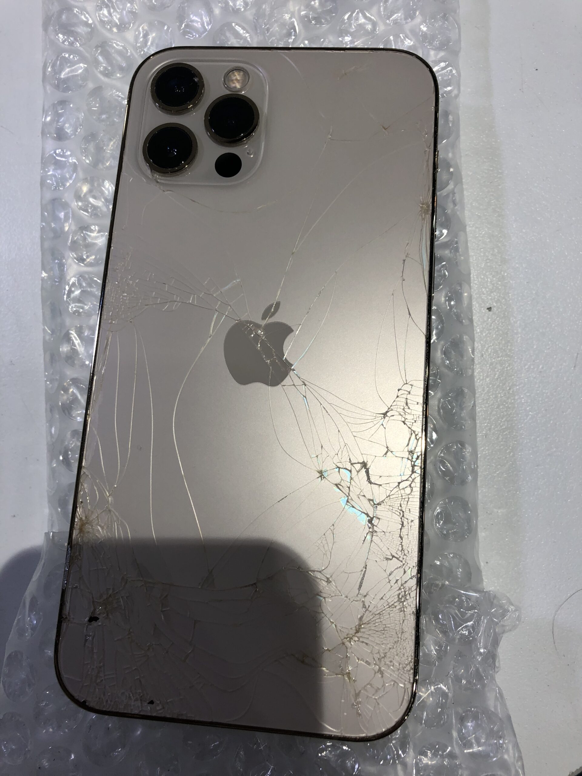 背面割れ】iPhone 12Proの背面ガラス修理した – スマップル宮崎店