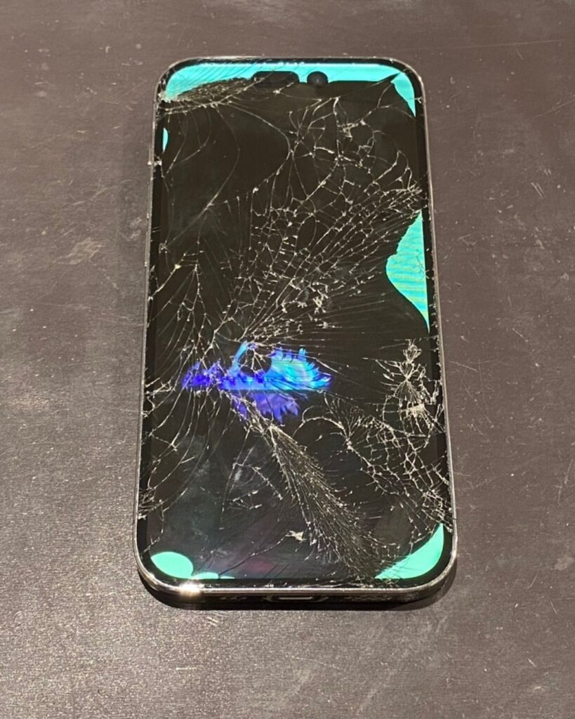 iPhone14Pro画面の大半が真っ黒!?緑色に光る部分もあるけどちゃんと