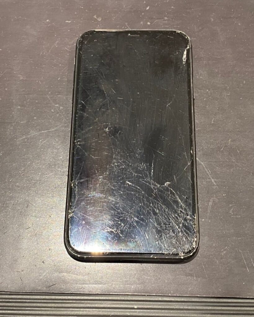 画面破損】バキバキでボロボロのiPhone11の画面!?傷だらけの状態から