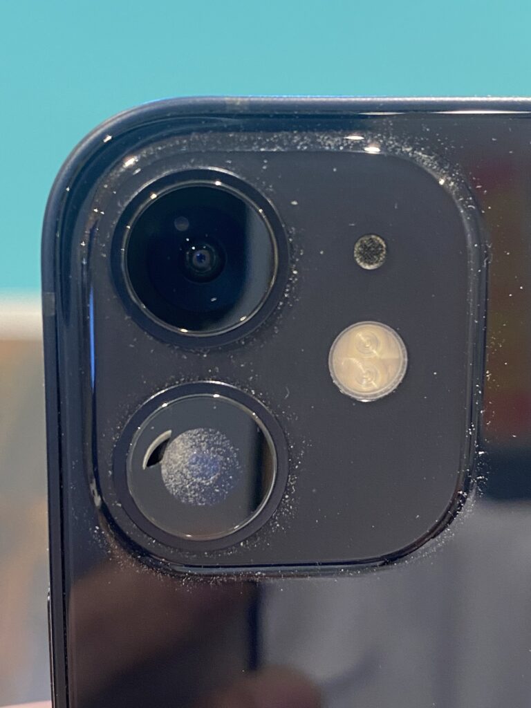 カメラレンズ割れ、少しの割れでも甘く見てはいけない – iPhone修理