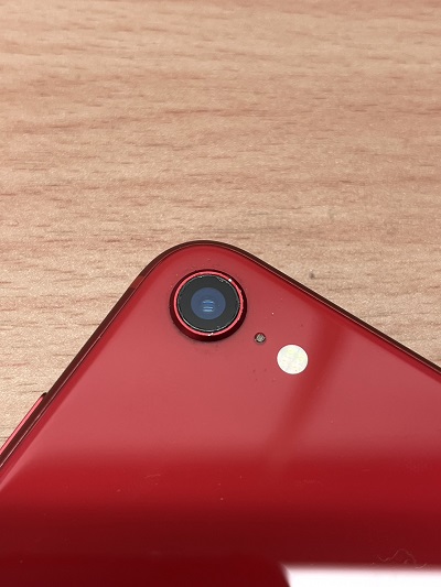 iPhoneSE2】カメラレンズが割れてカメラ本体も曇ってしまっている