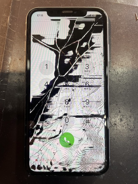 コンクリートの上に落としてしまったiPhone11、拾い上げてみると衝撃的