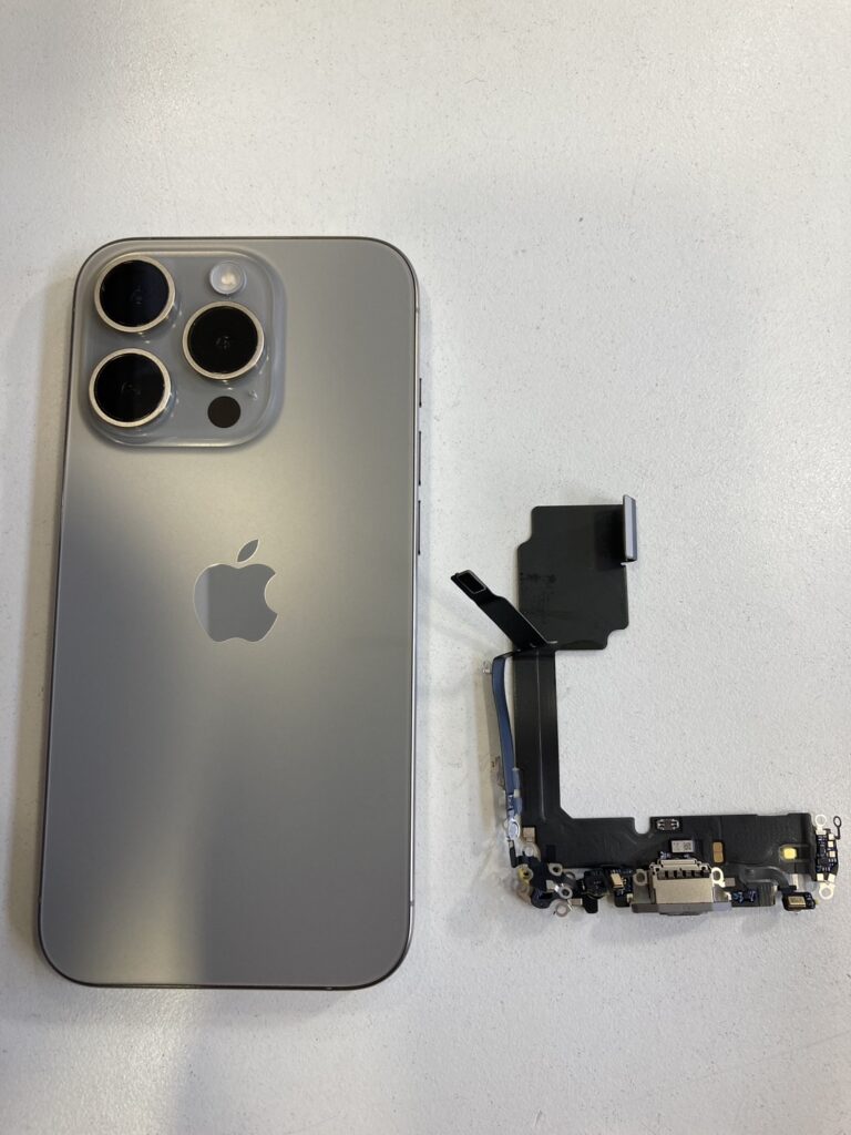 iPhone15Proに水分検知の通知が！そのまま使っていたら、水分で充電口