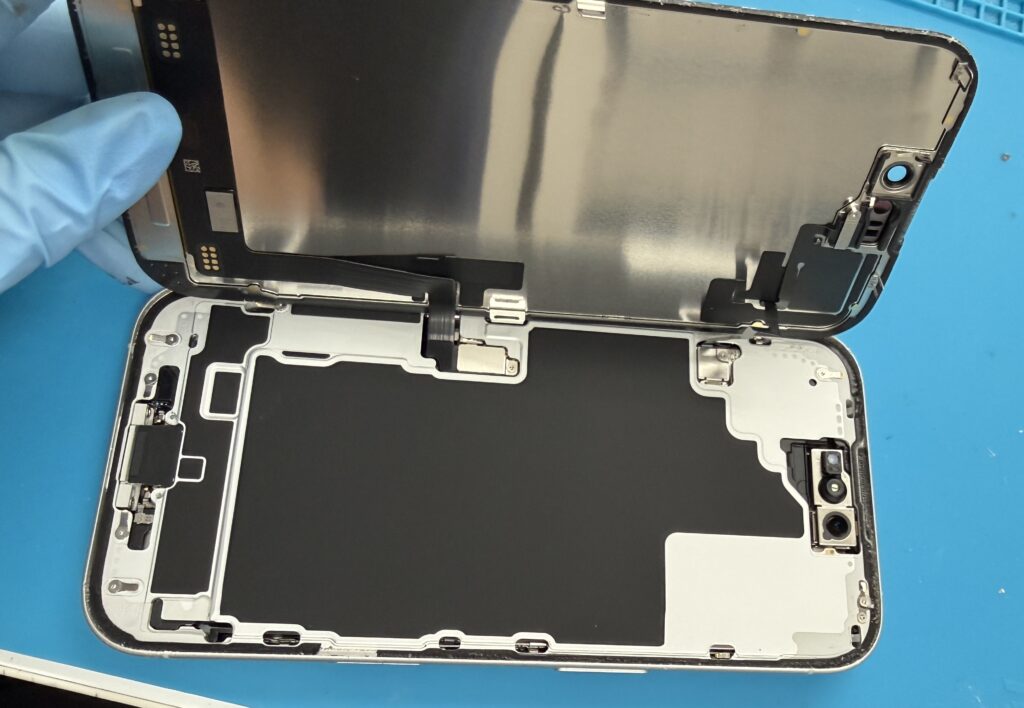 iPhone16】購入したばかりなのに画面が…！割れた画面も交換で新品の