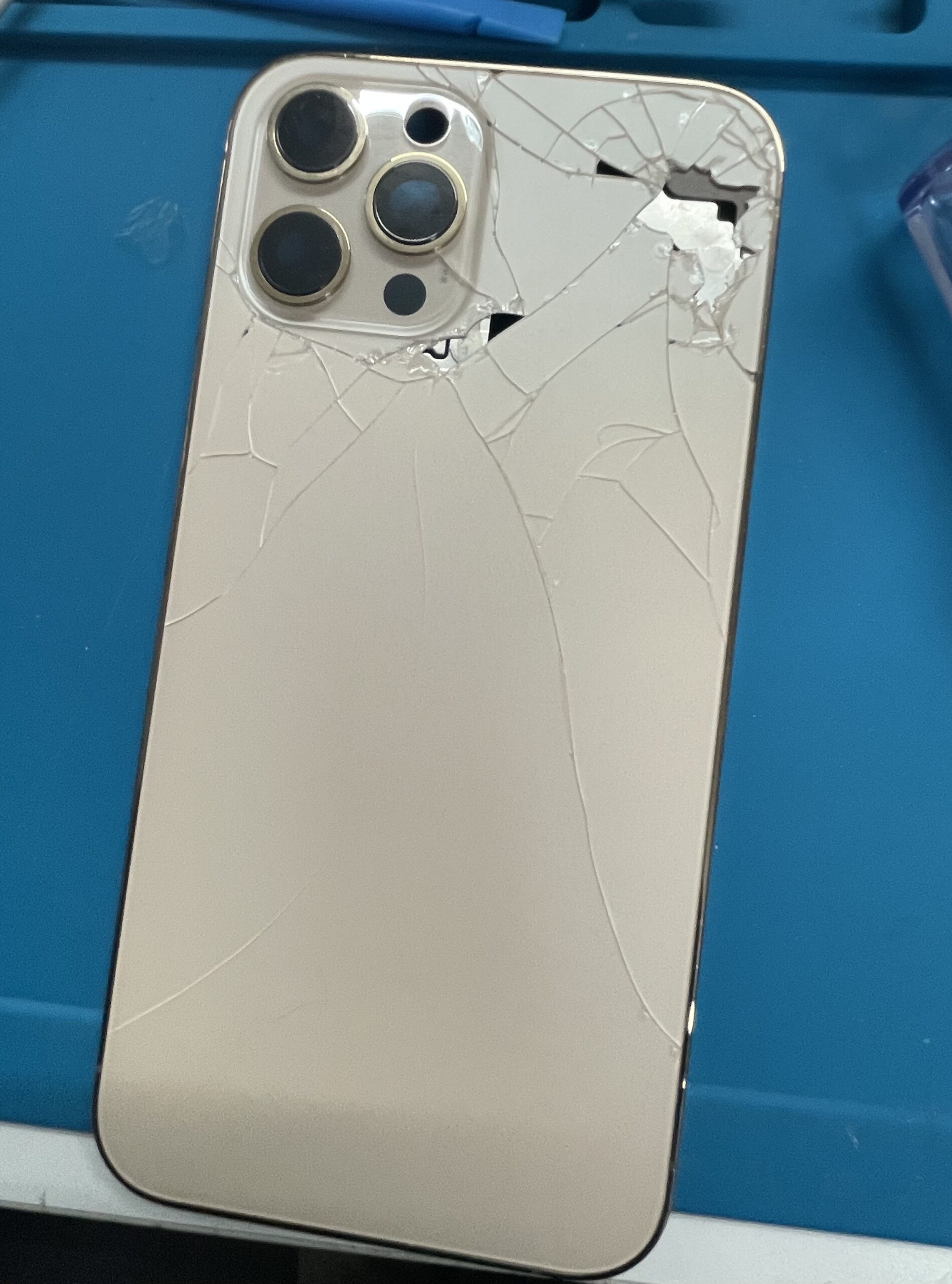 iPhone12ProMaxバックガラスが割れた!札幌駅周辺の修理店で心機一転