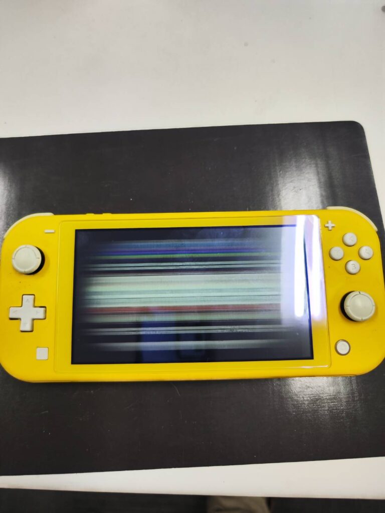 Switch Lite 画面に線が入ってプレイできない!? 液晶交換で解決しま