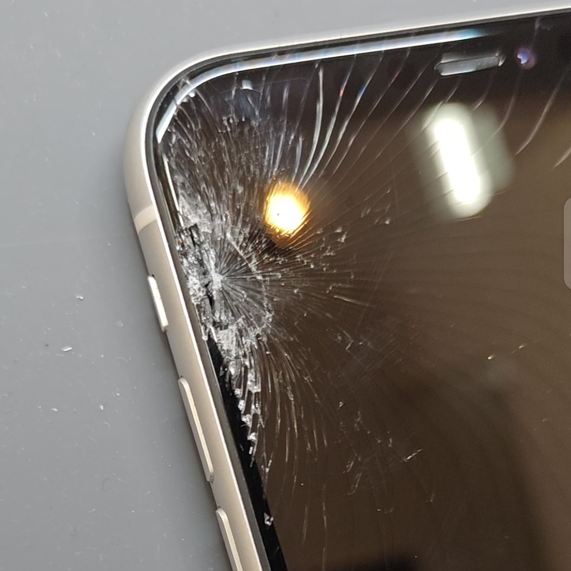 iPhone11の画面割れ修理】スマートクリア イオン栄町店 | お近くの