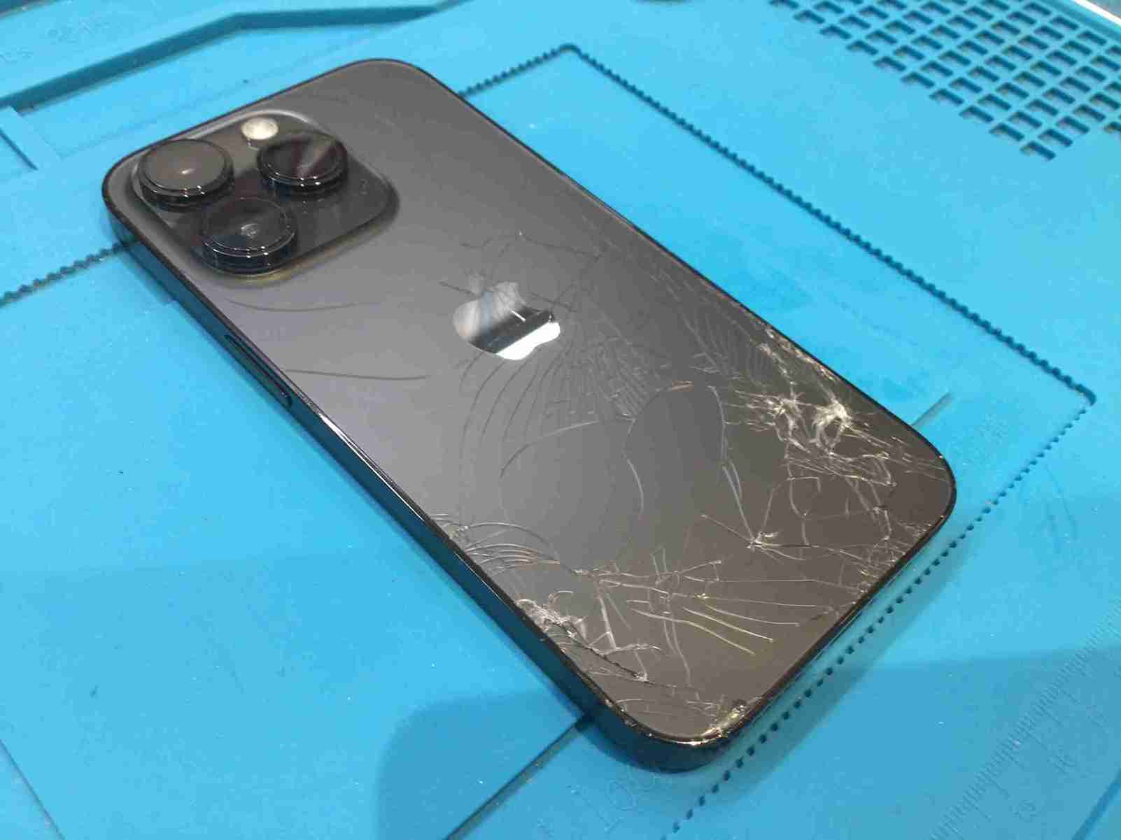 iPhoneの背面ガラス割れに注意！放置による不具合と修理方法【天六