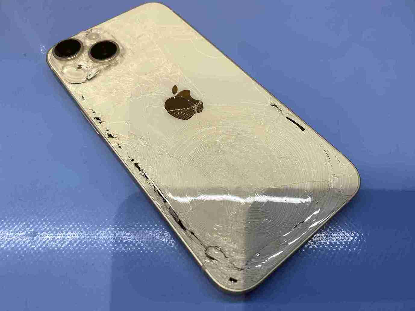 大阪・天六】車に轢かれたiPhone 14も修理！スマートクリアの技術 | お
