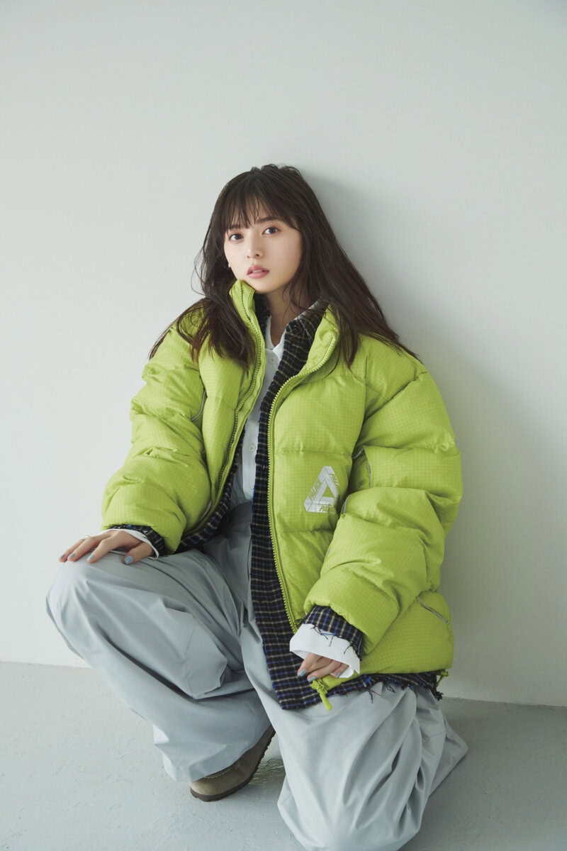 齋藤飛鳥が着こなす、冬の「ハンサム・テック」静謐な空気をまとう