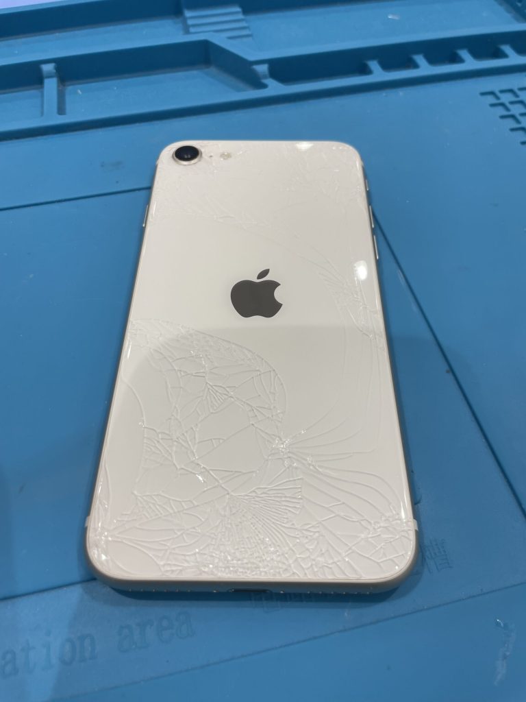 iPhone SE 第3世代 バックガラス割れ | iPhone・スマートフォン修理