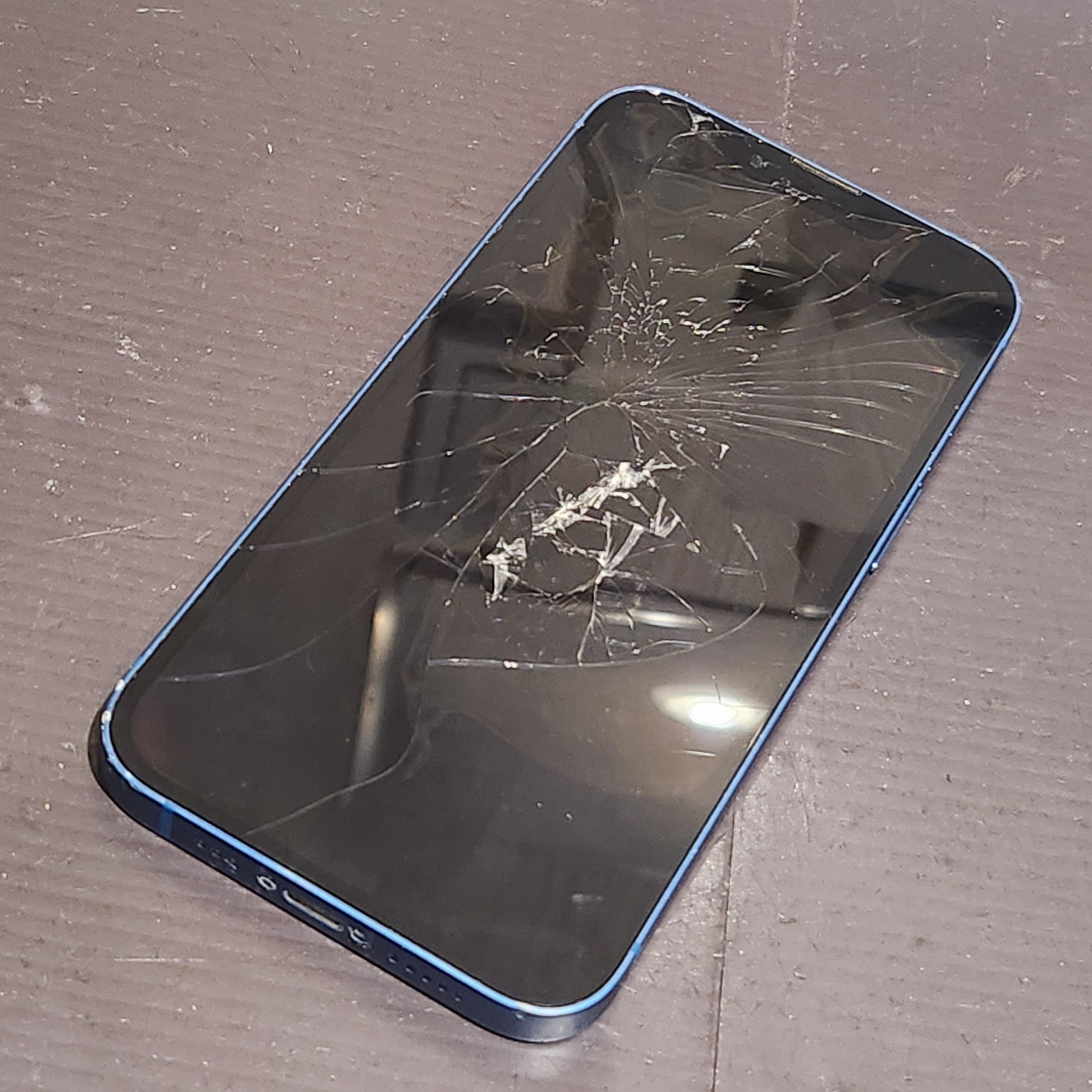 富田林市龍泉】画面割れ放置は危険！？iPhone12の画面修理！ | iPhone