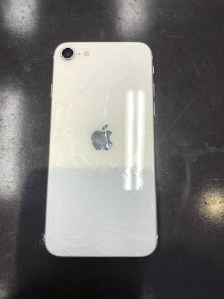 iPhone 背面割れのリスクとは？ | iPhone修理・iPad修理 スマート