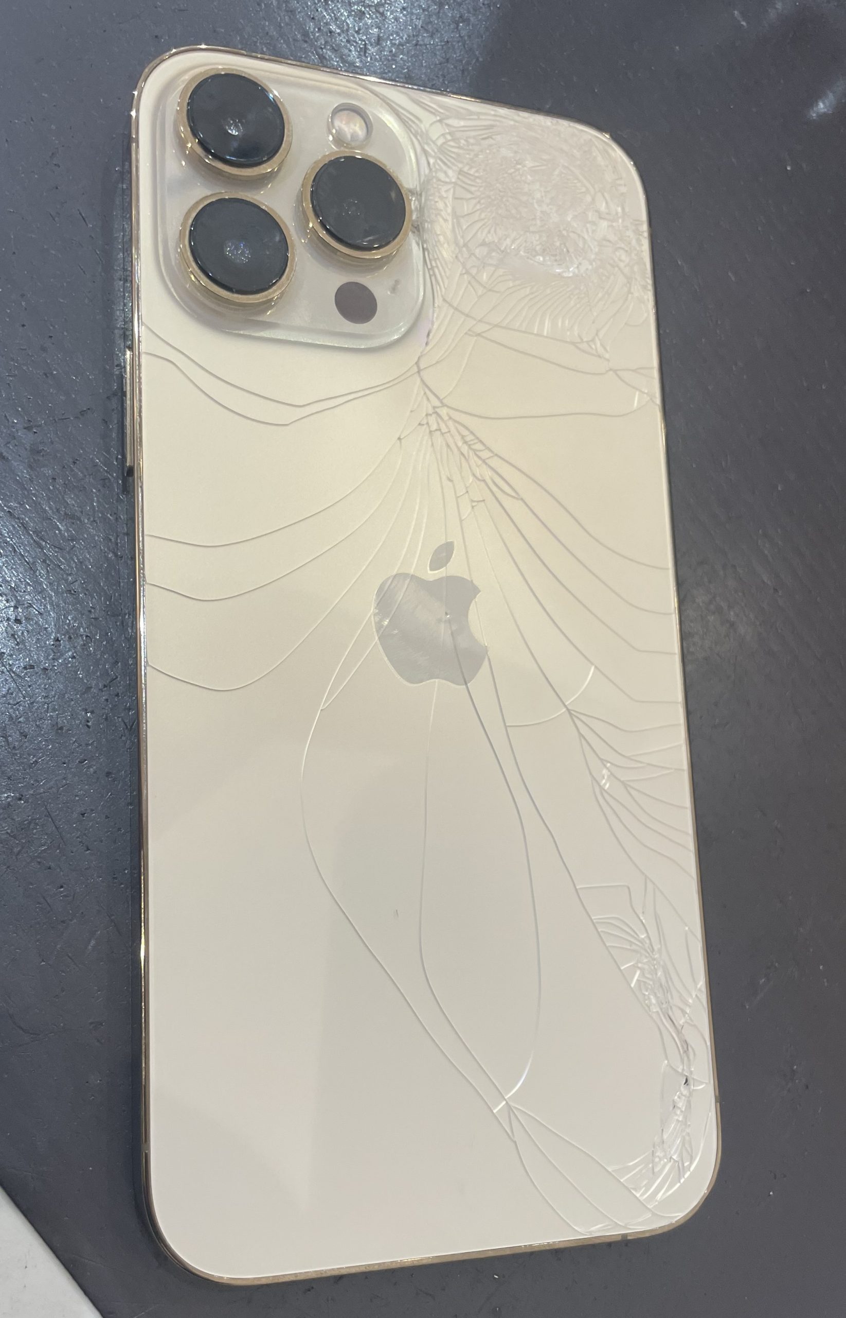 八尾市・スマホ保険の利用可能【iPhone13ProMax背面割れ修理】