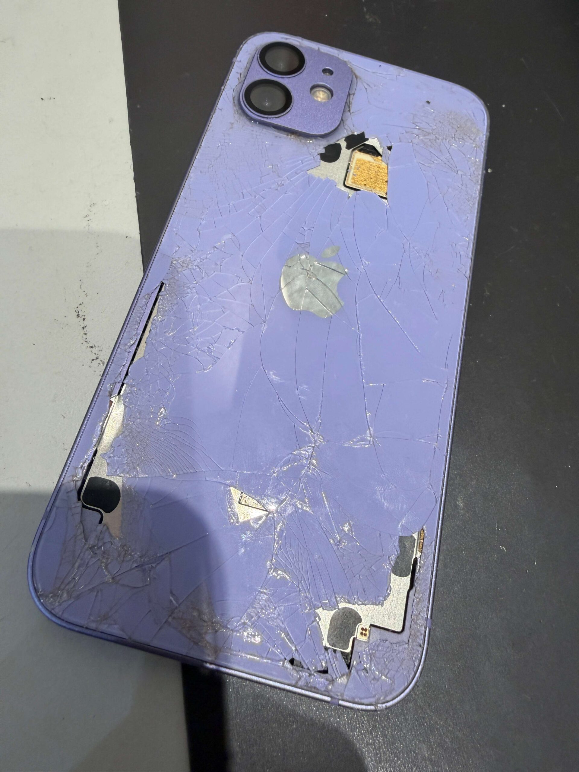 iPhone12の背面割れ放置は危険！早めの背面ガラス修理がおすすめ