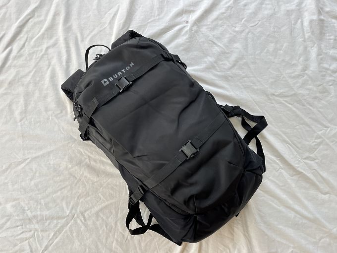 バートンの「デイハイカー 30L」を徹底レビュー。背負っている感じや